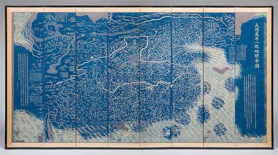 大清万年一统地理全图 中国 约1811 年(嘉庆年间,1796–1820 年)八扇折屏 蓝白色木版印刷纸 伊利诺伊州麦克莱恩收藏