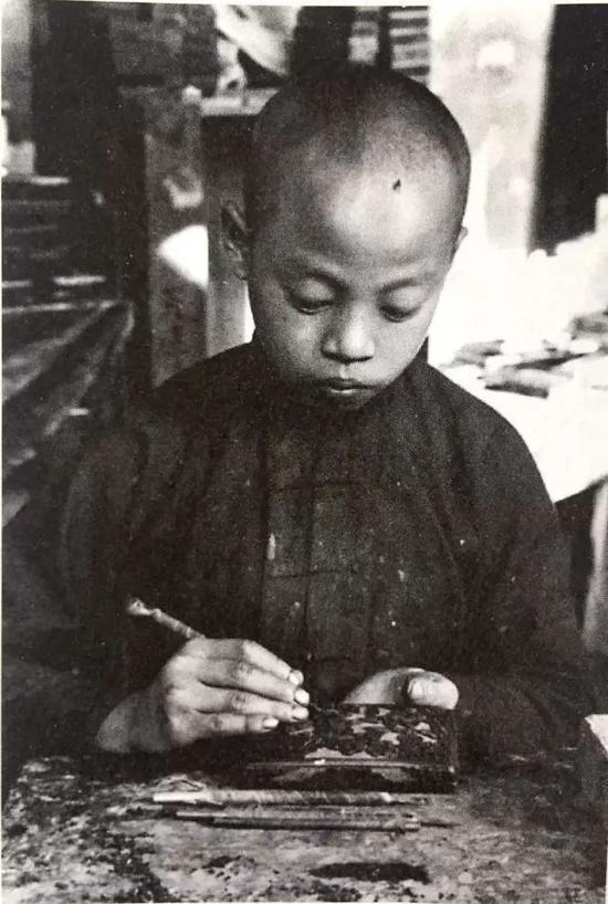 老北京学习漆雕的小学徒