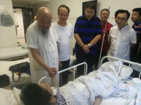 (众多爱心人士看望肖兵)