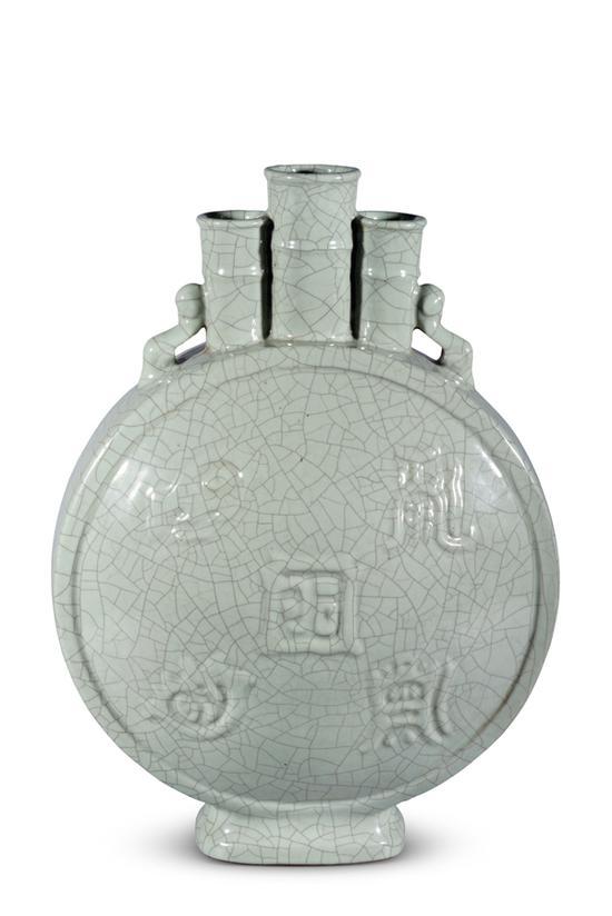 雍正仿哥釉三管扁瓶 高:52.5cm