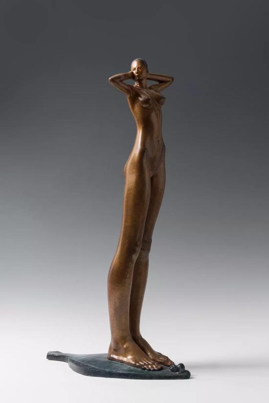 《长腿女孩儿》77x24x43cm 青铜 2011年