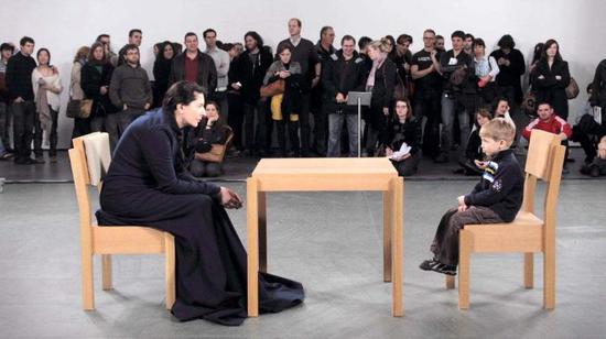 玛利亚·阿布拉莫维奇,《艺术家在现场》,2010