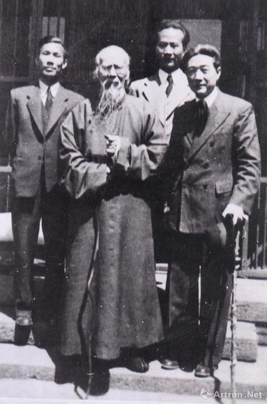 1948年,徐悲鸿与齐白石、吴作人、李桦摄于北京