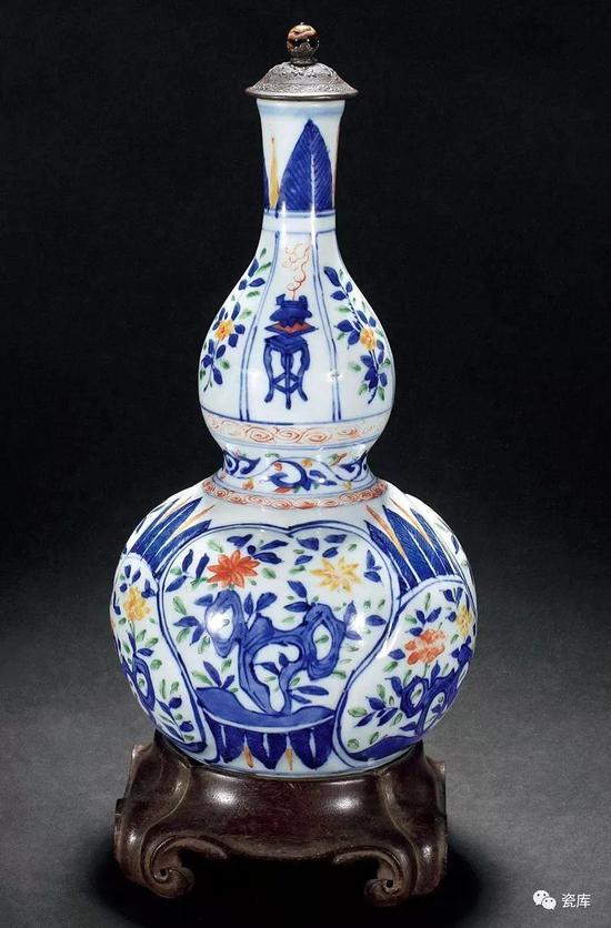 这件青花五彩葫芦瓶为万历中期精细器物,