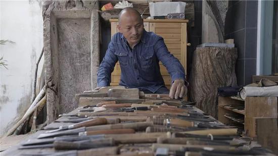 20年来,和金平与刻刀为伴,他的刻刀已有上百把。