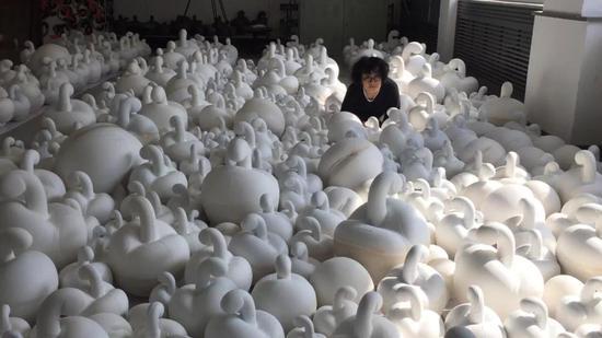 《苹果》陶瓷、玻璃钢,尺寸可变,2005-2018年
