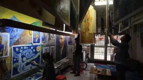 有些甚至出现家庭式作坊,全家老小,一齐上阵。