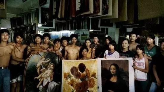 ▲来自潮州的画师周永久和他的弟子们。