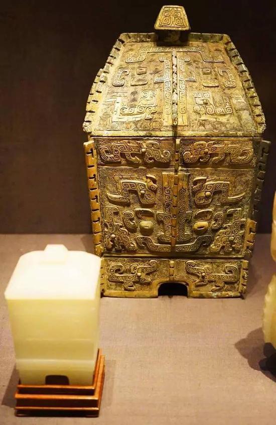 方彝(青铜礼器)及带盖容器 商,公元前12世纪;清,18世纪