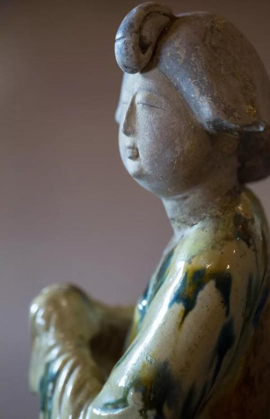 唐·三彩拱手女立俑(局部特写),陕西历史博物馆藏