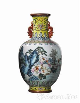 清乾隆瓷胎洋彩黄地锦上添花莲纹长春百子图双龙耳瓶,成交价6647.5万港元