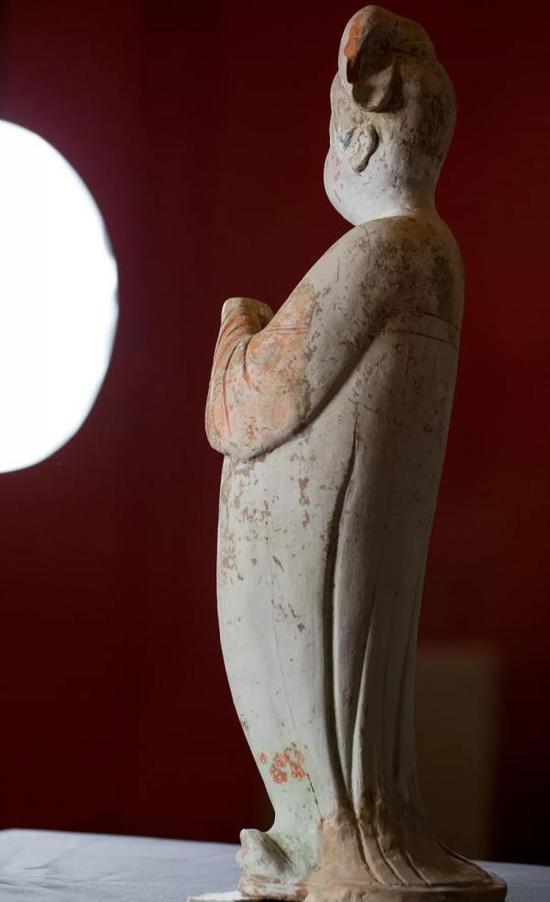 唐·彩绘拱手女陶俑(背影),中国国家博物馆藏