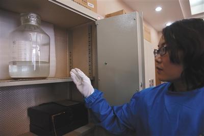 出土文物中一件青铜壶中有大量液体,疑为西汉美酒。
