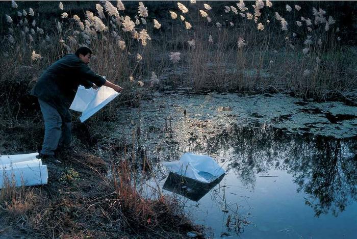 《水面上的宣纸》,行为,北京,1995