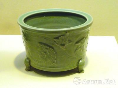 图11龙泉窑奁式炉(出自新安海底沉船)