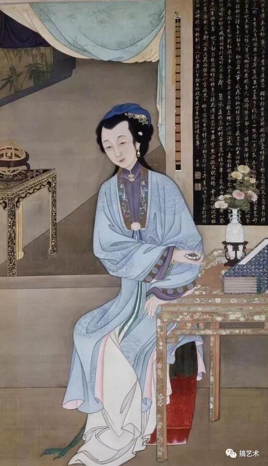 仕女手持精美的珐琅表坐于书案旁。桌上瓶中插有菊花,点明了时值八月时节。