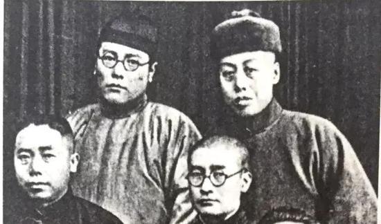 后排左一为岳彬