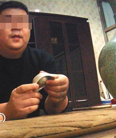 北京一拍卖公司鉴定师将记者26元购买的银锭道具估值上百万元,并称付数千元宣传费可在该公司拍卖。新京报记者 陈奕凯 摄