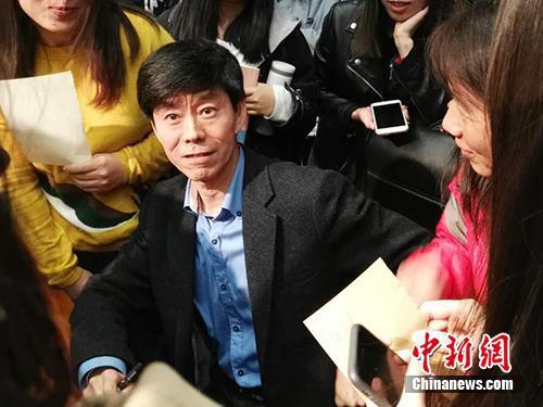 讲座后,王津被听众团团围住。中新网记者 宋宇晟 摄