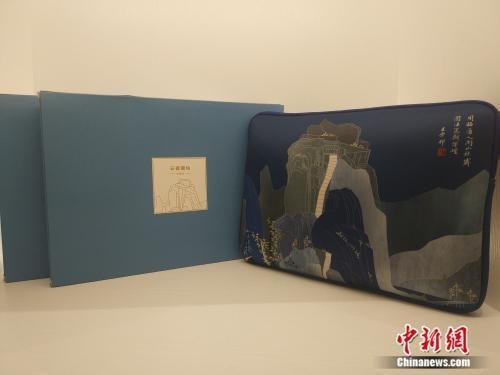 资料图:故宫文创展中,以“四王”展为主题的电脑包。 任思雨 摄