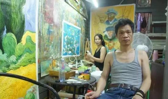 但天无绝人之路,一个香港画商突然看上了小勇的画,130块,他买了两幅。