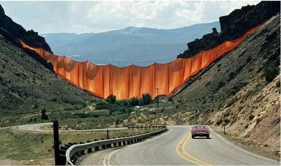 克里斯托作品“峡谷垂帘(Vallery Curtain)1970 - 1971”