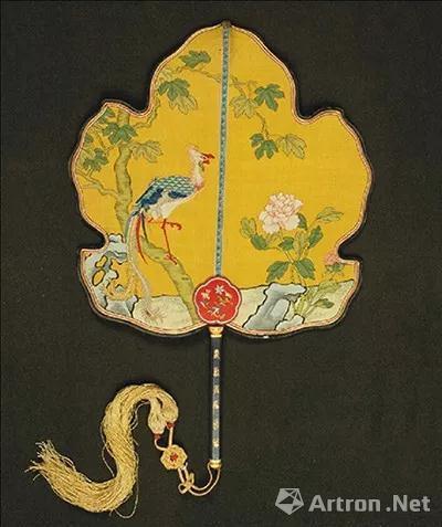 清 黄色缂丝凤栖梧桐图团扇 高49cm,宽33.5cm 北京故宫博物院藏
