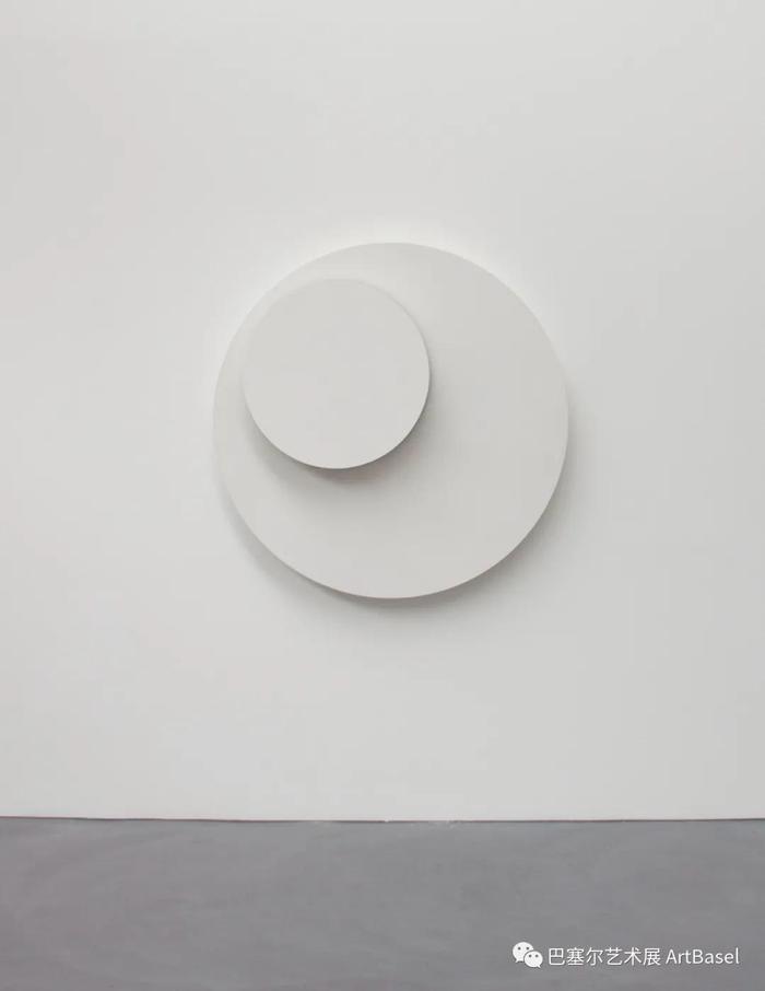 《Weisse konkave Ellipse auf Weiss》(1971-1973),Gerhard von Graevenitz,图片由von Bartha艺廊提供