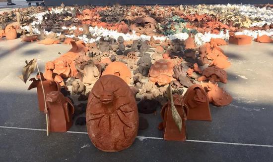 在展览开幕现场,万人塑龟展示行动