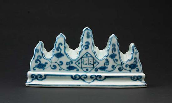 笔山 中国 十六世纪初(正德年间,1506–1521年)釉下彩绘 ©香港艺术馆馆藏