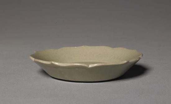 越窑青釉菱花口盘,五代,高2.1cm,口径10.7cm,底径5.3cm。