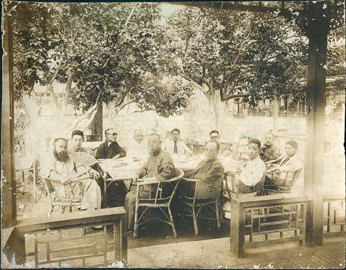 图3.20年代中期(1926或1927年)海上画家雅集,吴昌硕(前右一)、张大千(前左一)、方介堪(左二)、黄宾虹(左三戴墨镜)、于非闇(右二)等合影