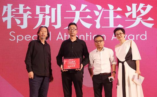 王广义先生(左一)与黄笃先生(右二)为艺术家司建伟颁奖