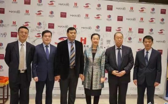此次展会主办方北京宏福集团董事局主席黄福水(左三)与俄罗斯圣彼得堡总领事馆郭敏(右三)总领事及合作方俄罗斯华人集团董事长王国钦,(右二)画家贾大年先生(右一)合影。