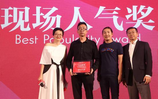 孟祥轶先生(右一)和孟柏伸先生(右二)为获奖艺术家司建伟颁奖
