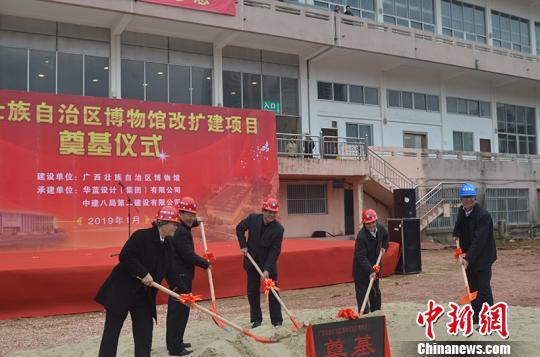 图为与会嘉宾为奠基培土 钟欣 摄