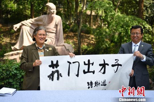 诗琳通为三苏祠写下“苏门出才子”毛笔书法。 张浪 摄