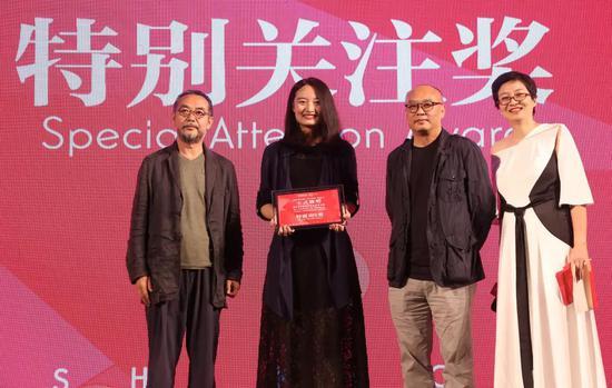 隋建国先生(左一)和张晓刚先生(右二)为艺术家蔡雅玲颁奖