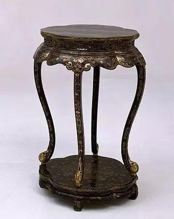 紫漆描金山水纹海棠式香几 清早期 高86cm,长54cm,宽44.5cm