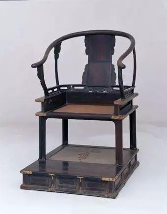 花梨肩舆 明 横64cm,纵58cm,高107.5cm 清宫旧藏