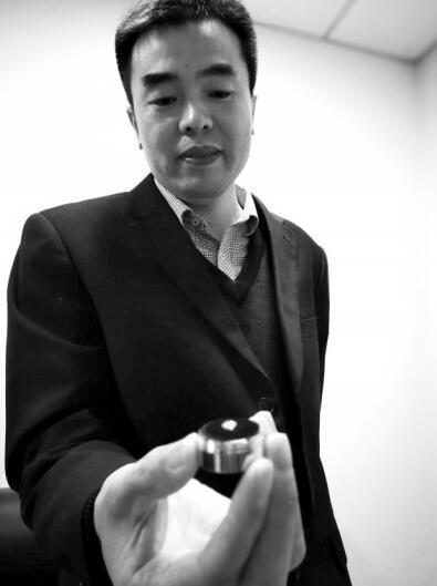 单崇新展示他和团队合成的钻石