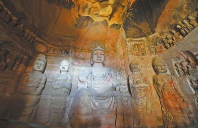 222号窟开凿于盛唐,是典型的“贞观样式”,塑像轩昂大气。