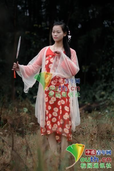 图为程子川和她的第一个服装作品。湖南第一师范学院新媒体中心曹浩佳供图