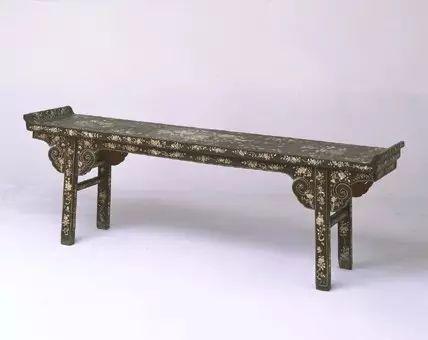 黑漆嵌螺钿花蝶纹翘头案 明 长260cm,宽56.5cm,高82cm