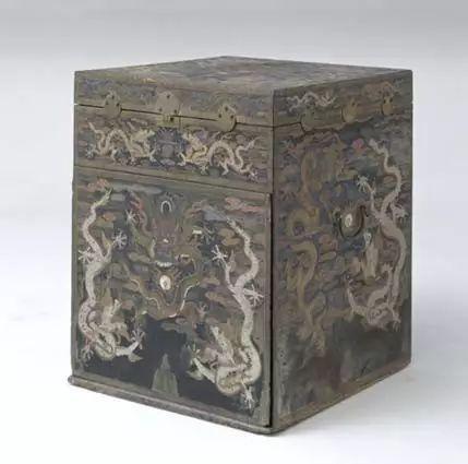 黑漆描金嵌银螺钿龙纹箱 高81.5cm,宽66.5cm,纵66.5cm