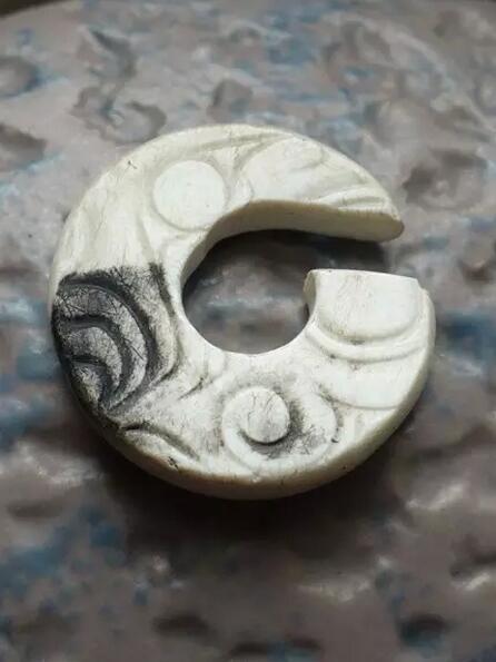 耳玦是一种非常原始的耳环,主要流行于史前时代至汉代前。
