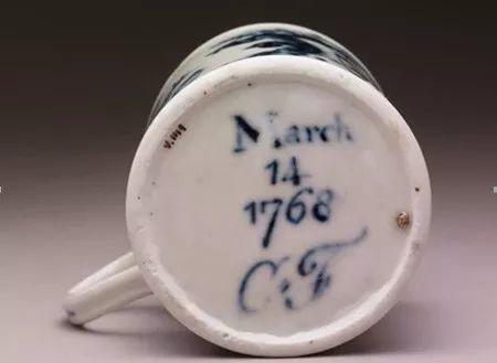 库克沃西瓷酒杯的底部,1768年