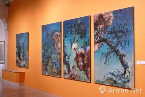 2010年的四十周年回顾展上,周春芽三件“树枝”系列大尺幅作品齐聚一堂