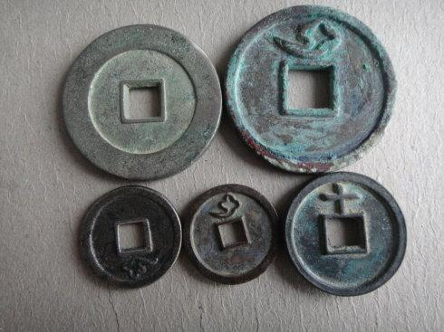 这五枚应是母钱,分别展示: