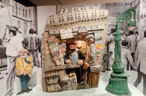 红色新郎(Red Grooms), 《喧嚣曼哈顿》的部分,1975,在纽约城市博物馆的展览《开放空间中的艺术:纽约公共艺术50年》中展现。图片:Courtesy of the Museum of the City of New York
